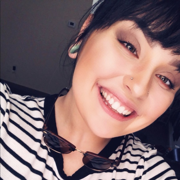 Meet your Posher, Mackenzy - Picture 1 of 1